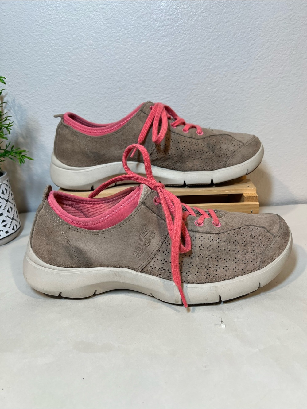 Dansko Elise Taupe Suede Sneakers with Pink Insock & Laces | EU 39 | GUC